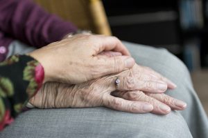 Portare i propri cari in strutture per assistenza anziani: il perché di una decisione difficile