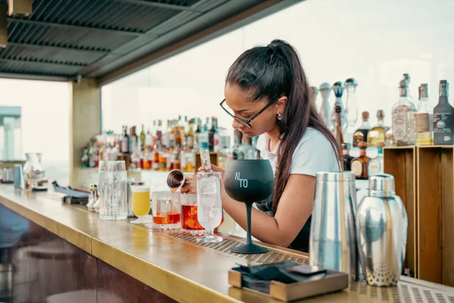 Relax sopra i tetti: il piacere di incontrarsi in un rooftop bar a Roma dopo il lavoro