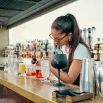 Relax sopra i tetti: il piacere di incontrarsi in un rooftop bar a Roma dopo il lavoro